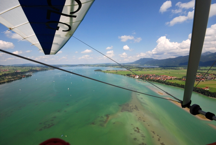 Abflug über den Forggensee in die Alpen